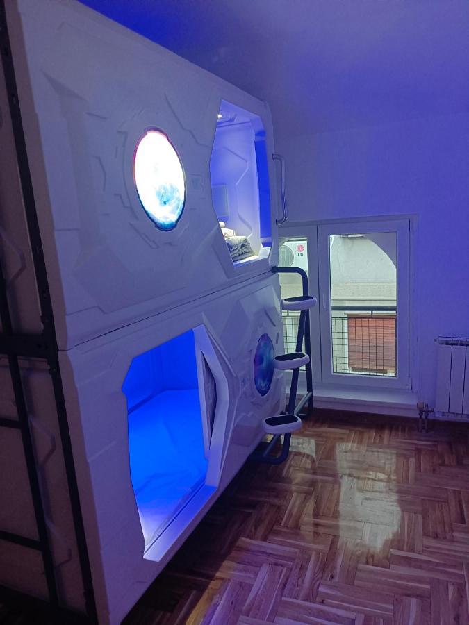 Panda Victor Space Capsule Hostel-Neo Nomad 贝尔格莱德 外观 照片
