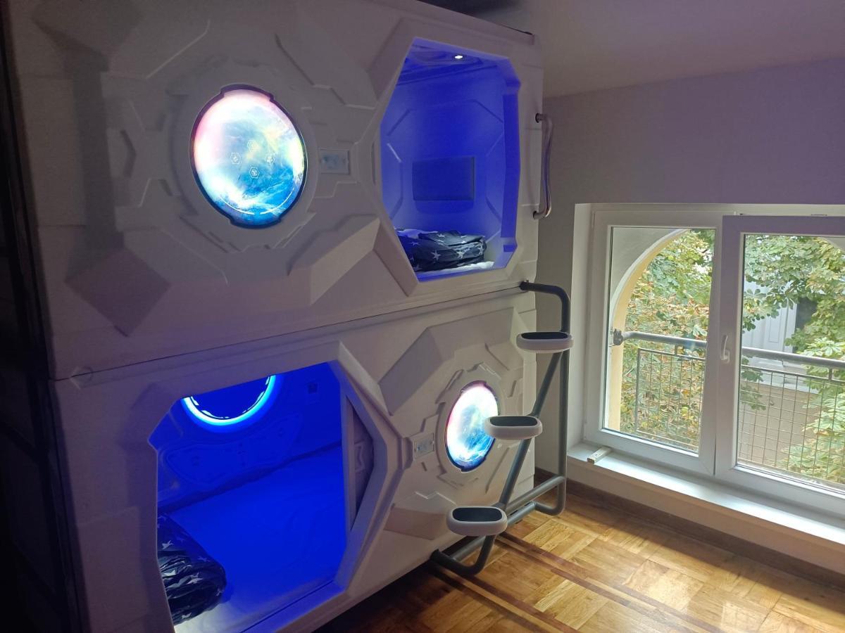 Panda Victor Space Capsule Hostel-Neo Nomad 贝尔格莱德 外观 照片