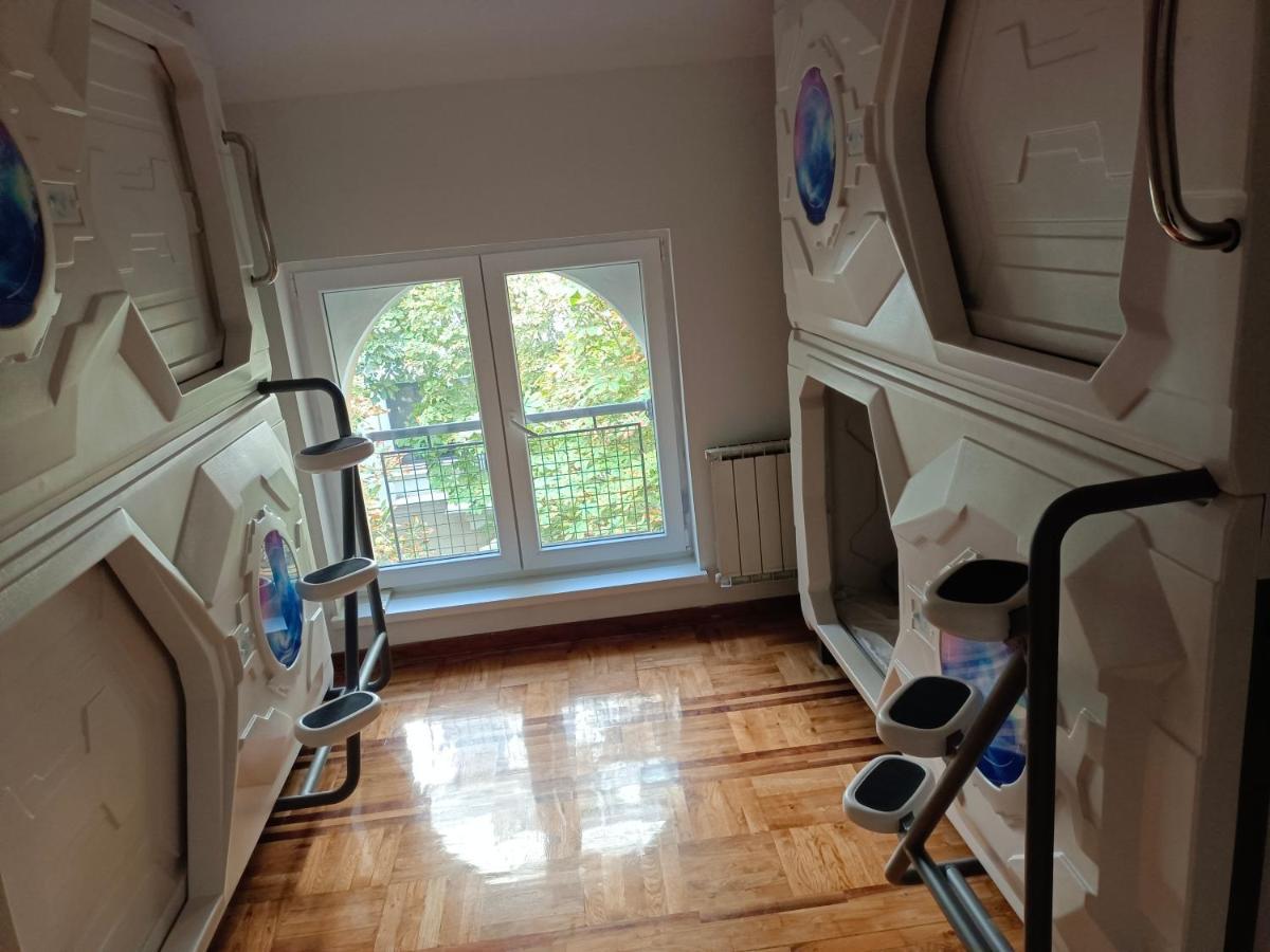 Panda Victor Space Capsule Hostel-Neo Nomad 贝尔格莱德 外观 照片
