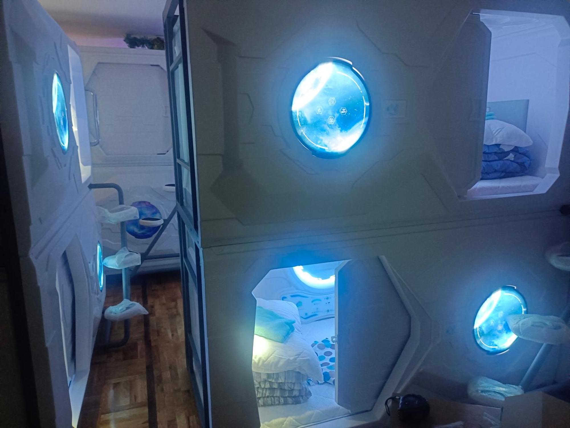 Panda Victor Space Capsule Hostel-Neo Nomad 贝尔格莱德 外观 照片